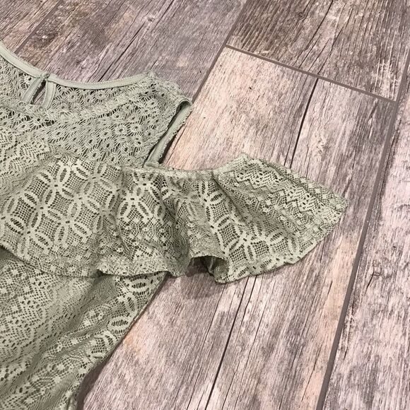 Cute lace cold shoulder dress with belt - Picture 3 of 11
